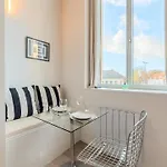 Pour Deux Personnes En Mezzanine *