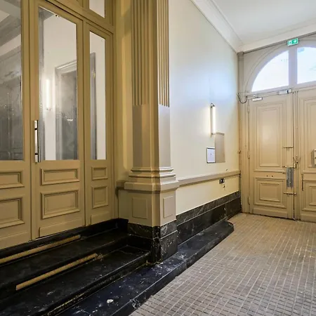 Pour Deux Personnes En Mezzanine *